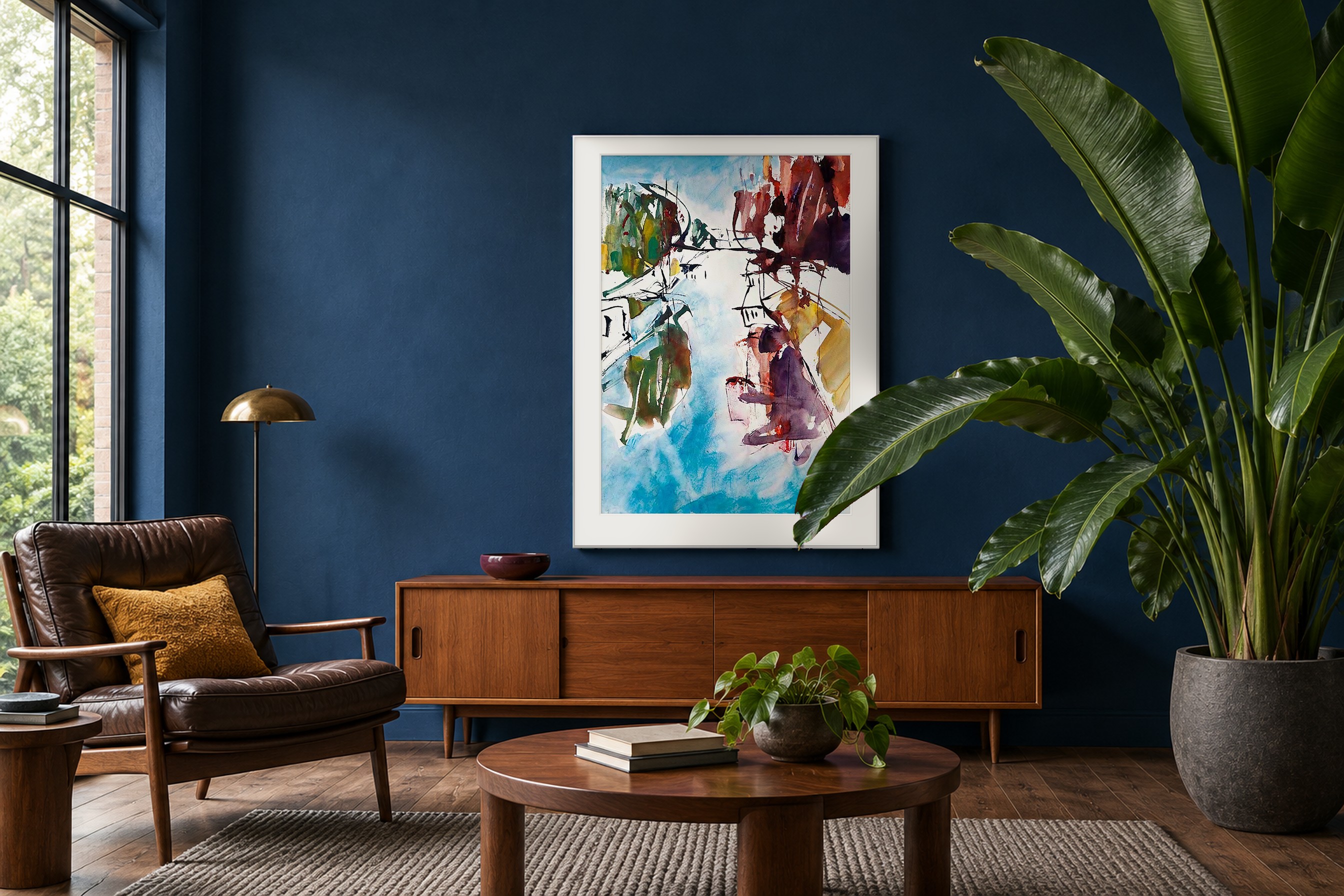 Impressie: # 4059 van Johan Meeske in een intieme woonkamer met inktblauwe muren, warm teak en donker leer.