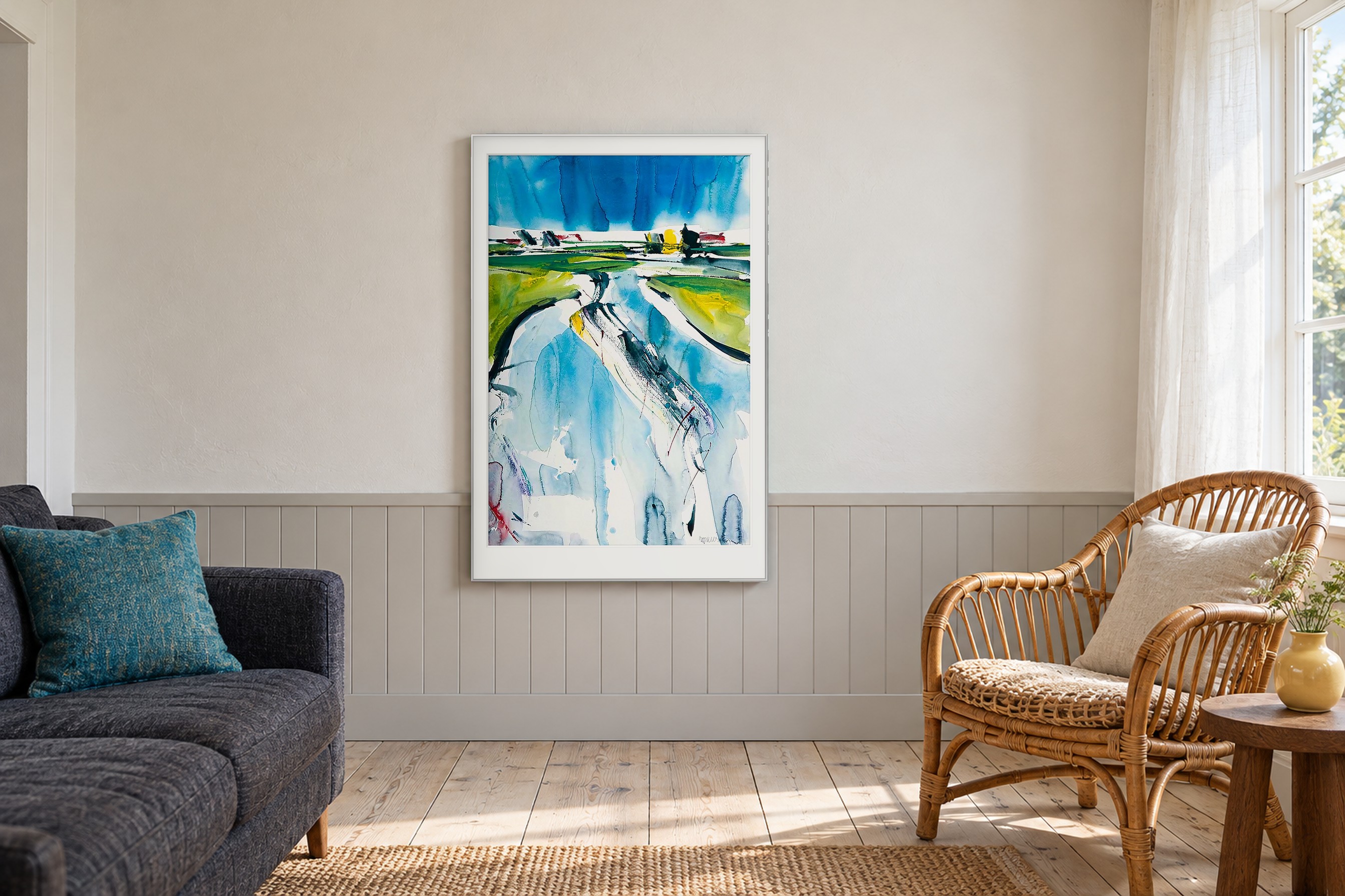 Impressie: # 7285 van Johan Meeske in een Waddenwoonkamer met mistgrijze lambrisering, rotan en helder zeelicht.