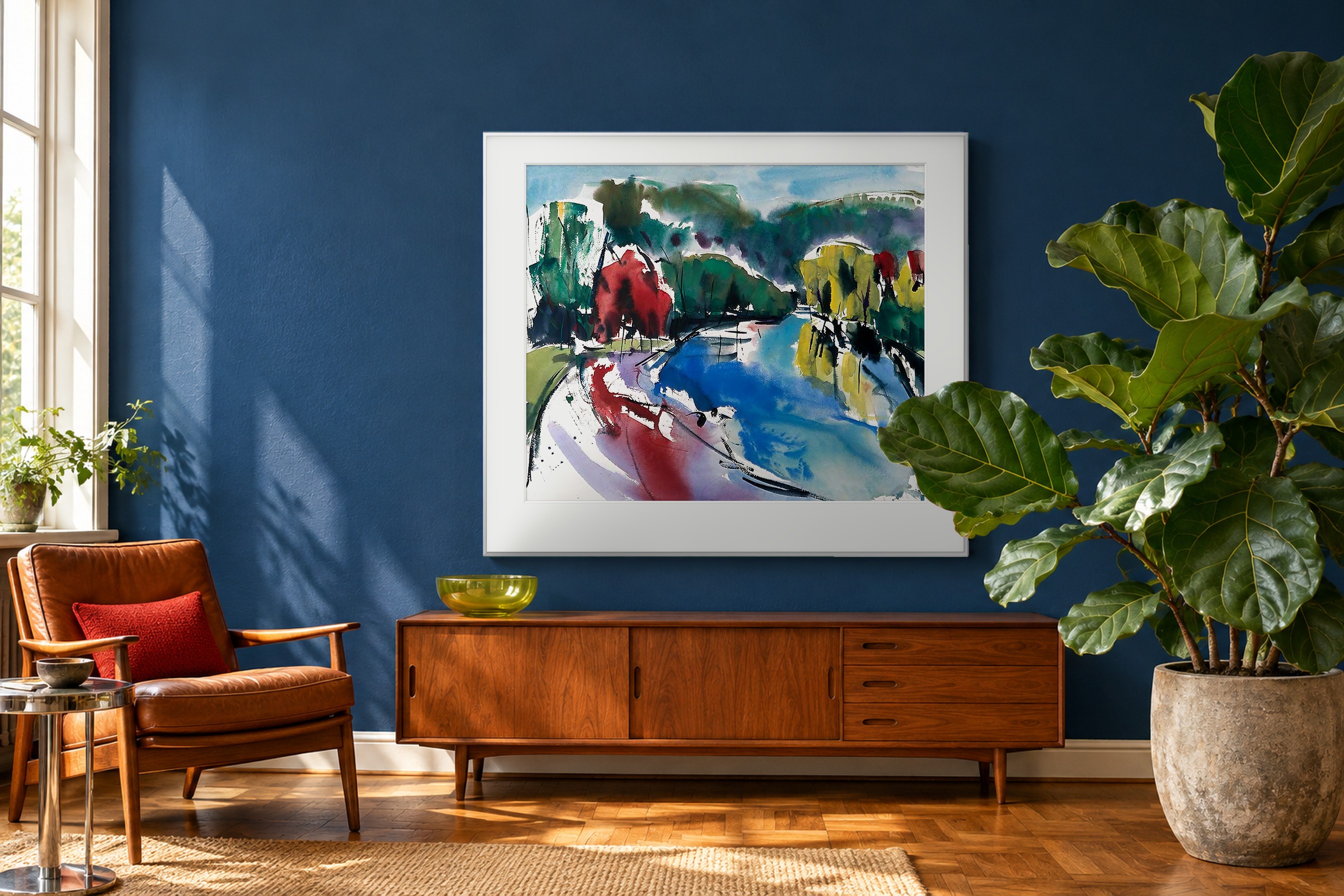 Impressie: # 3632 van Johan Meeske in een karaktervolle woonkamer met inktblauwe wand, warm teak en cognackleurig leer.