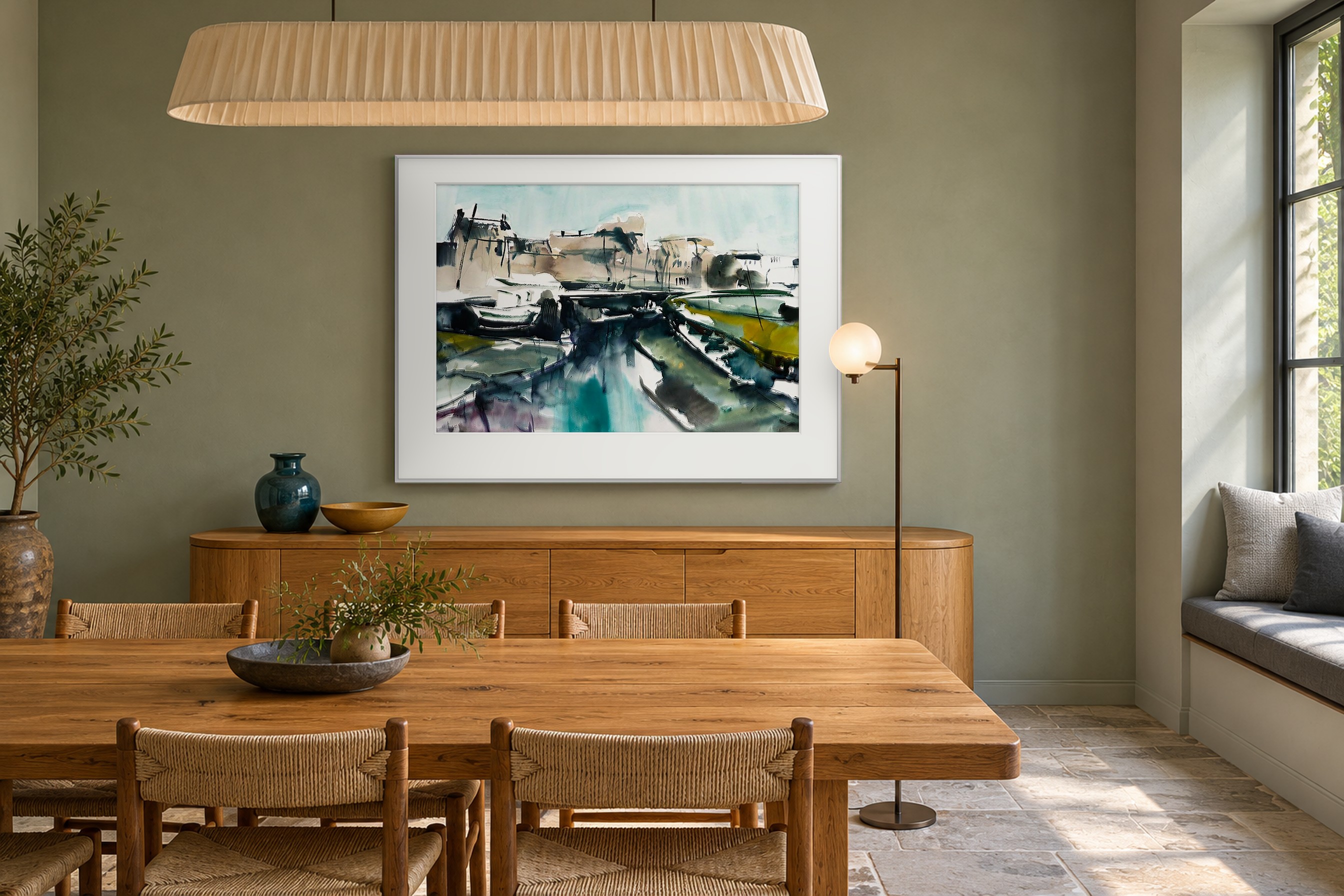 Impressie: # 7019 van Johan Meeske in een lichte eetkamer met celadongrijze wand, eiken tafel en biezen stoelen.