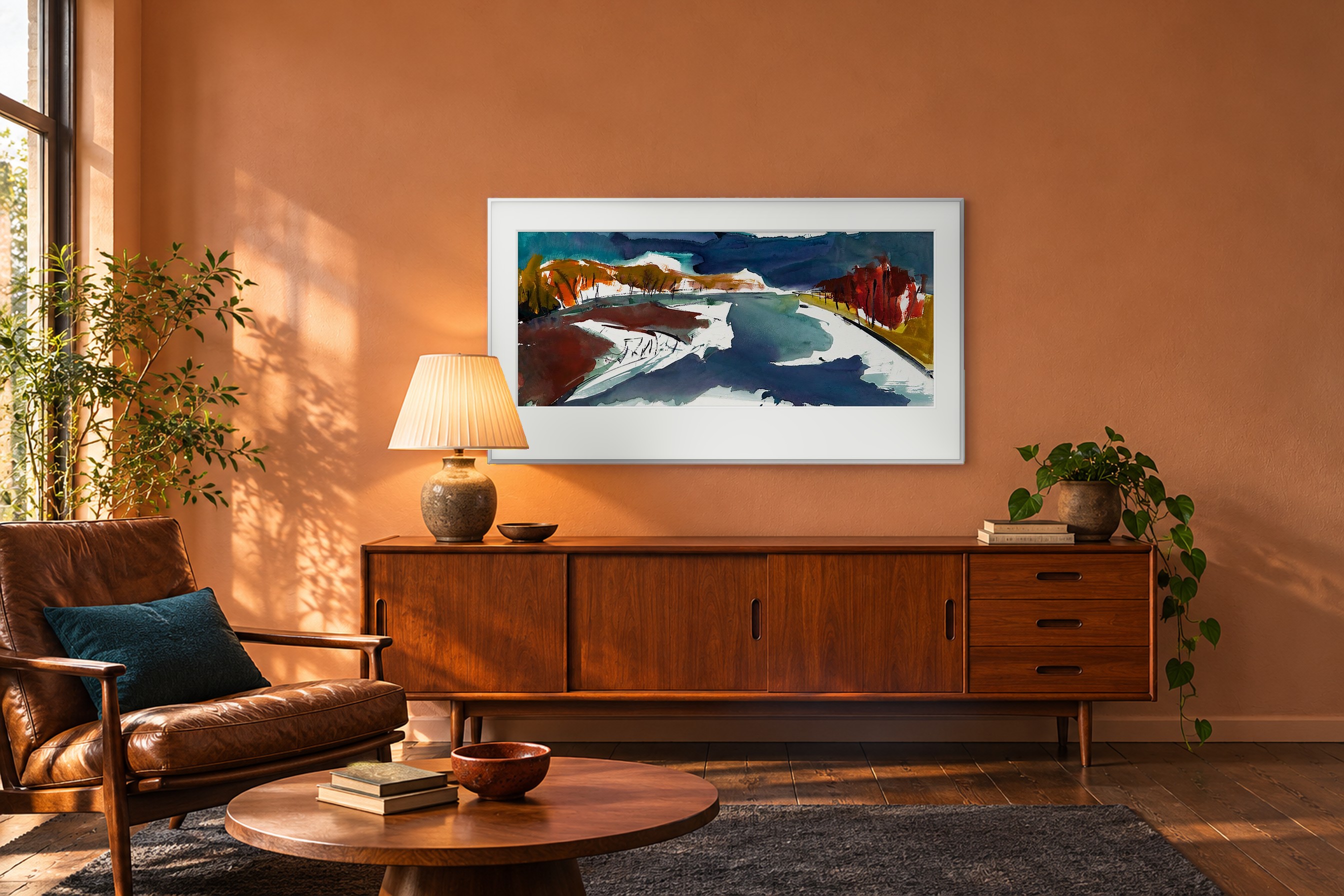 Impressie: # 7031 van Johan Meeske in een warme mid-century woonkamer met abrikooskleurige wand, teak en leren fauteuil.